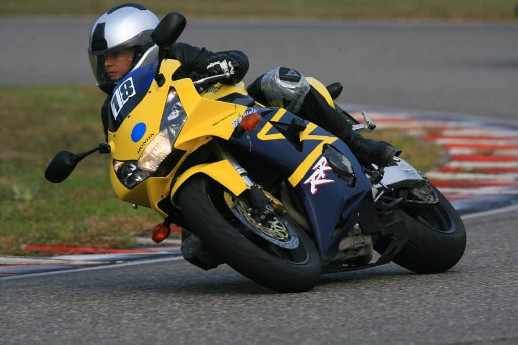 Petra auf ihrer alten Fireblade (Honda CBR 900) auf der Rennbahn in Anneau du Rhin.