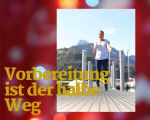 Petra steht am Steg am See und streckt die Arme entgegen und sagt: Vorbereitung ist der halbe Weg