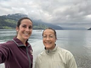 Ingrid und Petra stehen am See auf ihrer Joggingrunde