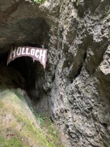 Höhleneingang mit Metallschild Hölloch