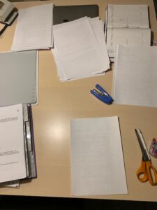 Büroarbeit: Transaktionen auf Papier und ausgebreitet auf dem Tisch