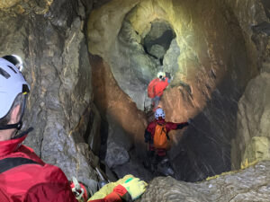 Drei Menschen in der Höhle Hölloch