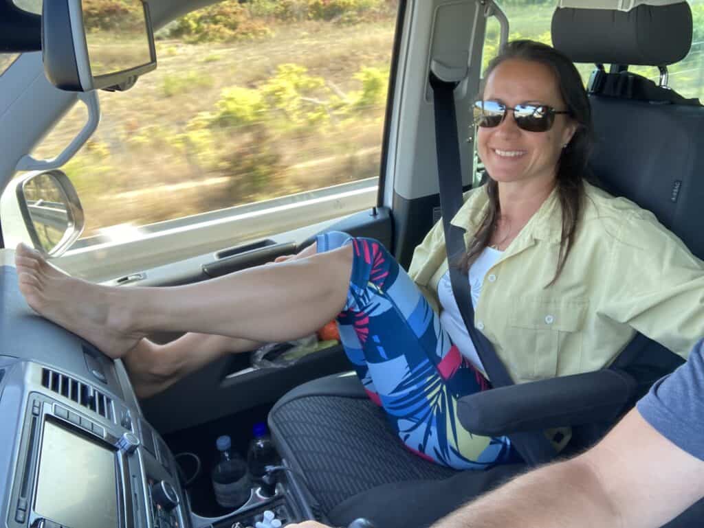 Petra auf dem Beifahrersitz während der Fahrt