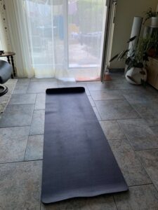 violette Yogamatte liegt am Boden