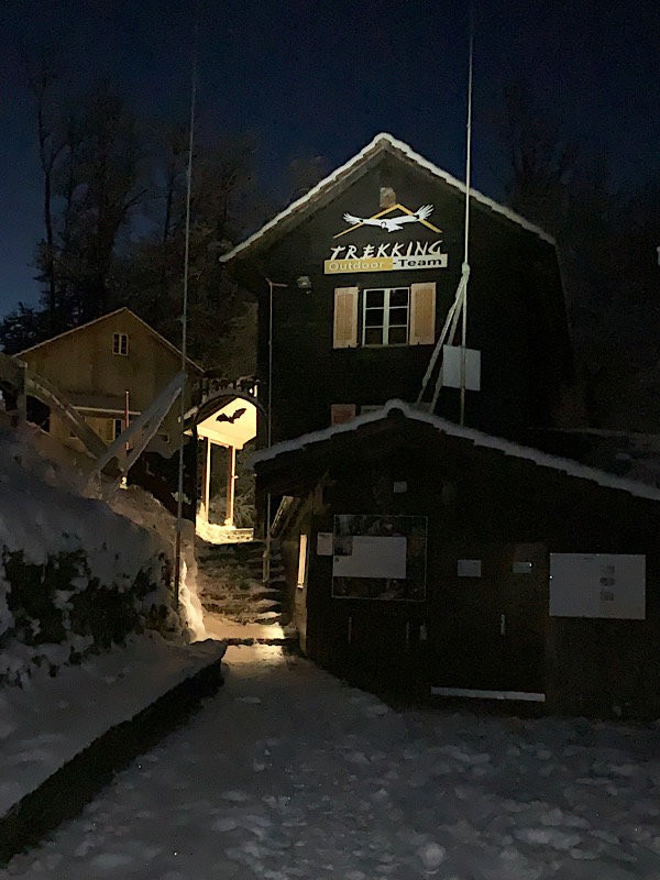Das Wärterhaus der Hölloch-Höhle im Winterkleid in der Nacht
