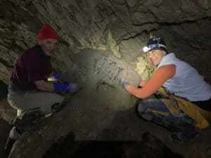 Urs Möckli und Petra Büeler beim Modellieren eines Höhlenbärs in der Hölloch-Höhle