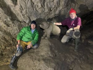 Urs Möckli und Petra Büeler mit der Höhlenbärskulptur in der Hölloch-Höhle