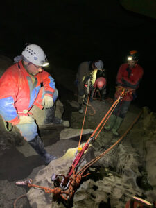 Flaschenzugeinrichtung in der Höhle