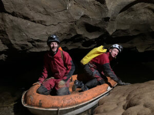 2 Höhlenbefahrer im Schlauchboot