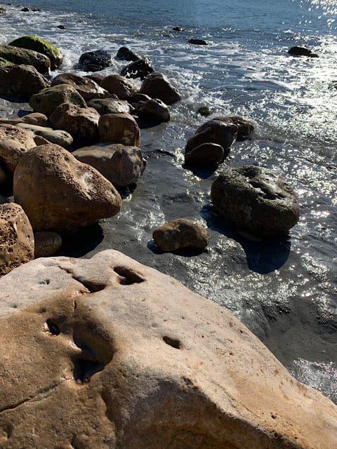 Steine am Meer von Sizilien, einer hat eine herzförmige Einbuchtung
