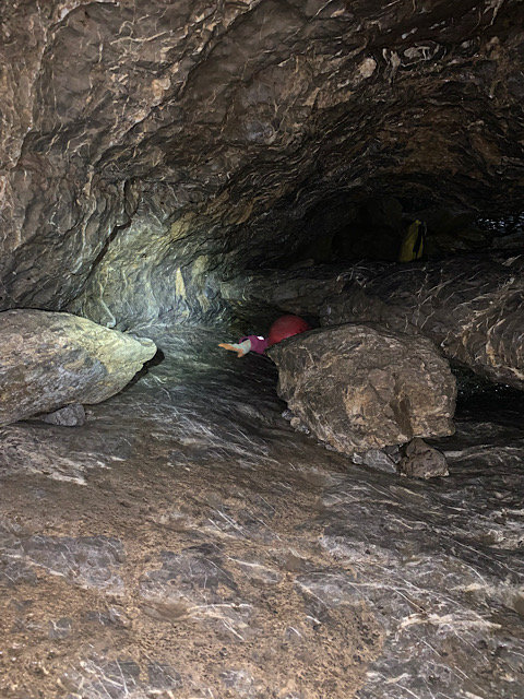 In der Höhle riecht man durch enge Stellen