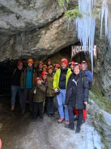 Gruppe Menschen vor dem Hölloch Höhleneingang