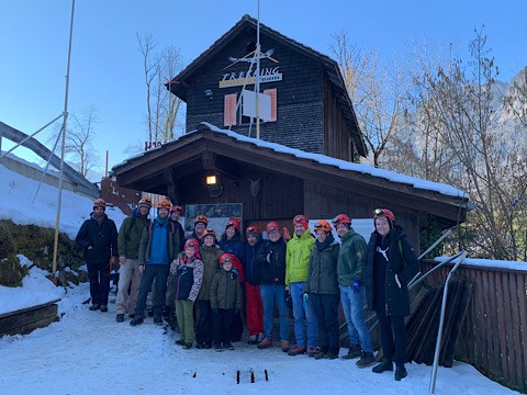 Vor dem alten Wärterhaus des Hölloch