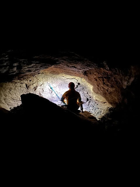 Petra in der Höhle, Bild von hinten als Silouette