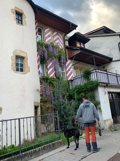 Alte schön bemalte Häuser in schönen Gassen im Örtchen Chez-le-Bart