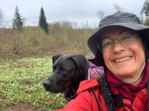 Petra und Hund Amor sind draussen, es regnet und sie haben trotzdem Spass.