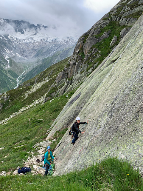 2 Kletterinnen am hausfeld der Bergseeschjienhütte auf der Göscheneralp