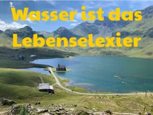 Ein Bergsee stellt sauberes Wasser dar.