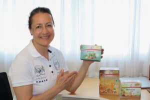 Petra sitz in ihrer Praxis und zeigt ihre Lieblings Nährstoffe, die ganz oft die richtigen sind.