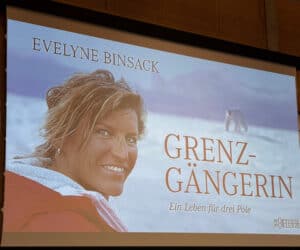 Aufnahme von der Leinwandpräsentation von Evelyn Binsack, zwigt ihr Gesicht und im Hintergrund einen Eisbären