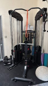 ein Krafttrainingsgerät welches speziell gut in ein Eck gestellt werden kann, steht parat.