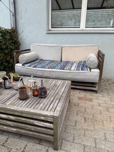 Unser Gartensofa braucht ein neues Sitzkissen und neue Überzüge. Das Sitzkissen ist durchgesessen und hängt durch und die Bezüge abgeschossen von der Sonne.