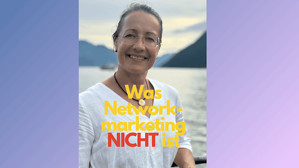 Petra steht am Geländer am See, es scheint warm zu sei, sie strahlt. Es steht, was Networkmarketing NICHT ist.