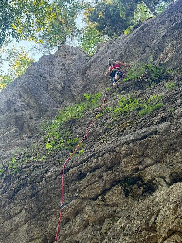 Petra klettert am Grenchenberg an der Nordwand