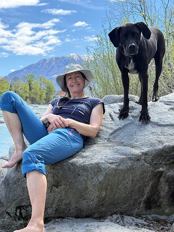 Entspannenauf dem Stein sind Petra und Amor