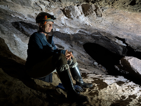 Beatrice sitzt in der Höhle und ist ganz bei sich angekommen