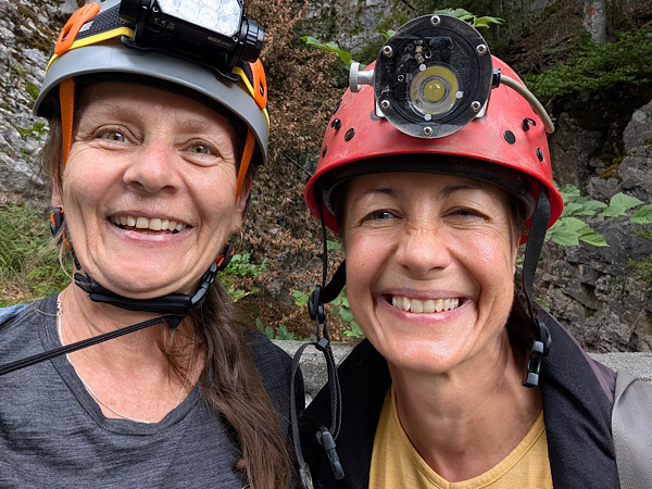 Beatrice und Petra sind auf dem Weg zur Höhle. Ihnen ist die Vorfreude ins Gesicht geschrieben.