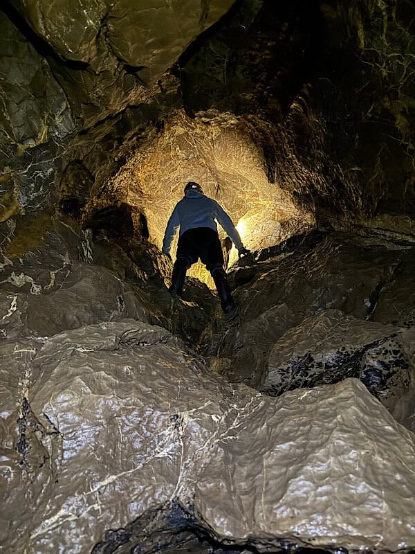 Eine Höhle ist nicht zwingend klein. Hier steht ein grosser Mann aufrecht und es hat rundherum immer noch viel Platz