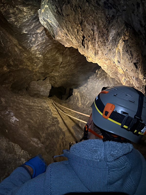 Wir schauen von oben auf die zwei Seile die den technisch anspruchsvolleren Teil der Höhle kennzeichnen