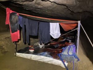 Schlafplatz im Höhlenbiwak