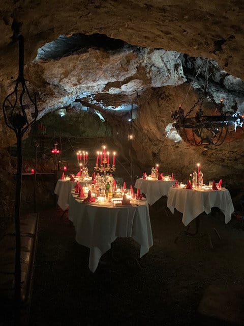 Kerzenlichtstimmung beim Höhlenraclette
