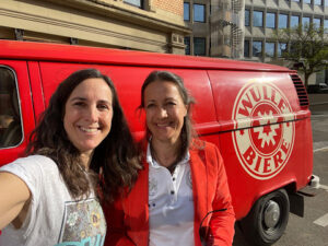 Ingrid Holscher und Petra Büeler stehen vor einem hübschen VW-Bullie 