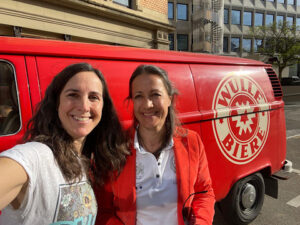 Ingrid Holscher und Petra Büeler stehen vor einem hübschen VW-Bullie