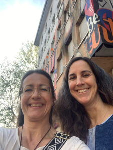 Petra Büeler und Ingrid Holscher stehen an der Schlossstrasse in Stuttgart vor einem hübsch bemalten Haus.