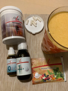 Mein täglicher Start in den Tag beginnt mit Powercocktail, Aminosäuren, Omega 3- und Q 10 Tropfen.,
