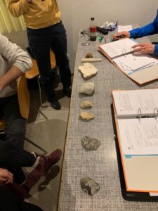 Foto von verschiedenen Steinarten die auf einem Tisch ausgebreitet sind