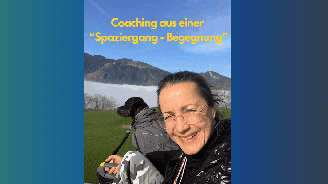 Petra sitzt mit dem schwarzen Hund Amor in Morschach beim Druidenstein. Im Hintergrund eine Nebelmeer.