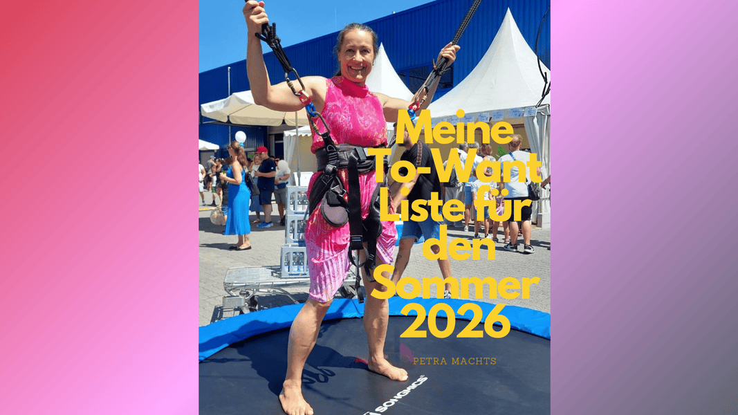 Petra steht auf einem Minitrampolin und ist in Gummiseilen am Hüpfen