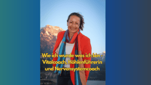 Petra steht im Vordergrund herzlich lächelnd vor dem Abendhimmel mit dem Berg Fronalpstock im Hintergrund und sagt: Wie ich wurde was ich bin - Vitalcoach, Höhlenführerin und Nervensystemcoach