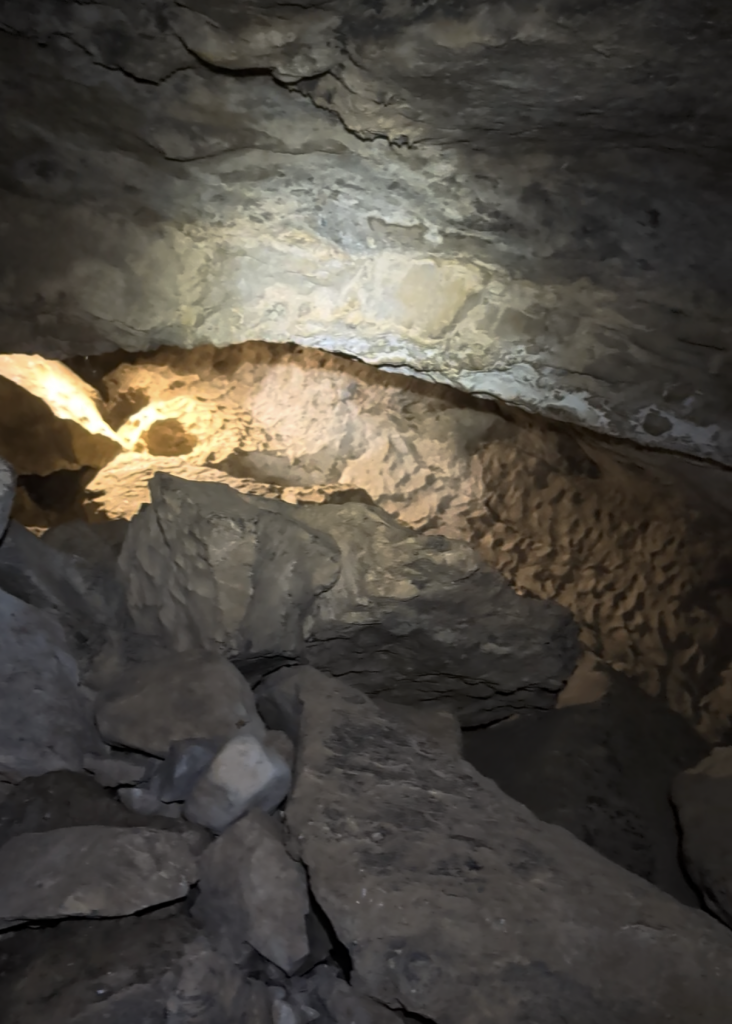 Der Ausstieg aus der Höhle folgt durch einen breiten, jedoch nicht sehr hohen Spalt.