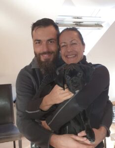 Petra und Partner nehmen den Hund Amor in Empfang