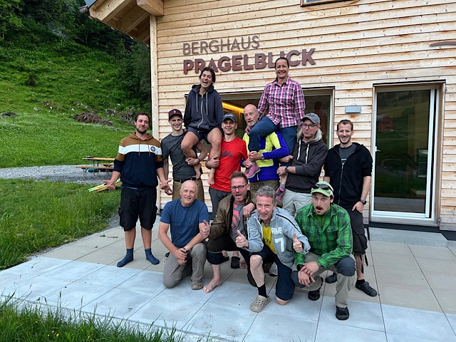 Gruppenfoto aller 12 neuen Höhlenführer 2022, vor dem Berghaus Pragelblick
