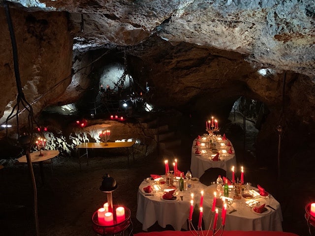 Apéroplatz in der Höhle Hölloch - parat steht alles zum Raclette Essen, schöne Kerzenstimmung